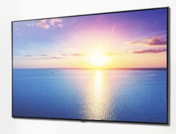 LG TV 추천 4. 75UR642S0NC 모델입니다. 벽에 걸려있고 사선으로 찍혔으며 배경으로 넓은 바다와 저 멀리 해가 뜨고 있는게  보입니다.