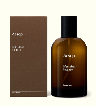 가운데 'Aesop Marrakech Intense'이라고 적혀있는 박스와 병이 보입니다. 브라운 박스에 깔끔한 디자인을 가지고 있습니다.