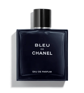 샤넬 향수 중Bleu de CHANEL 병으로서 정면에서 찍은 사진입니다. 진한 남색과 블루계열의 색상이 특징이며 가운데 Bleu de CHANEL 이라는 정체성을 담고 있습니다.