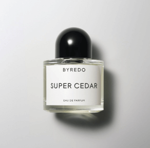 BYREDO 'Super Cedar' 로서 가운데 하얀색 표지에 브랜드 명과 함께 적혀있습니다. 뚜껑은 검정색이며 정면 사진입니다.