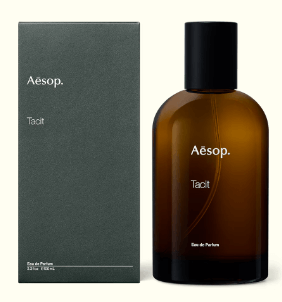 가운데 'Aesop Tacit'이라고 적혀있는 향수 박스와 병이 보입니다. 검은색 계열의 박스에 깔끔한 디자인을 가지고 있습니다.