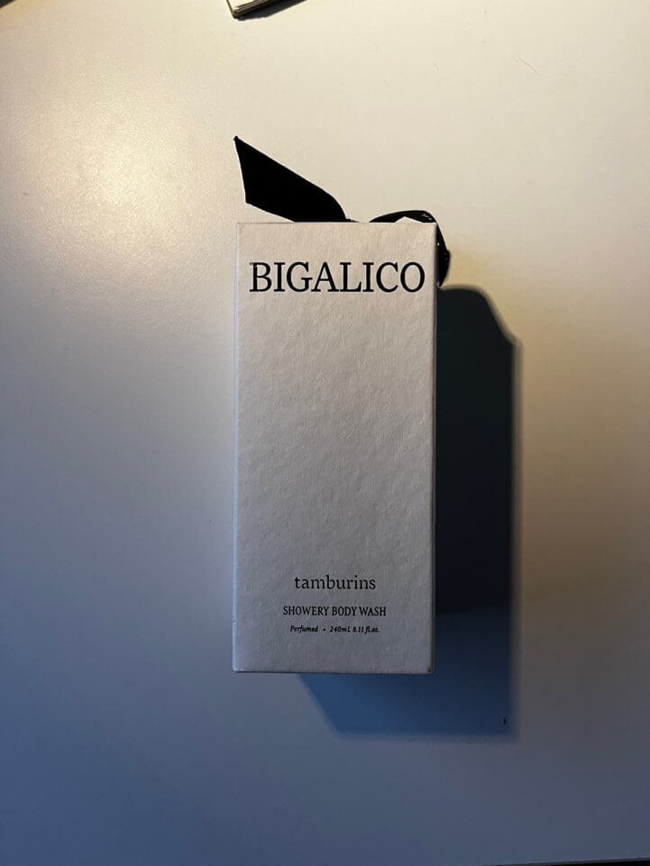 탬버린즈 비가리코 향수 케이스 입니다. 앞면에 'BIGALICO'가 크게 적혀있으며 아래 'tamburins' 브랜드 이름이 적혀있습니다.